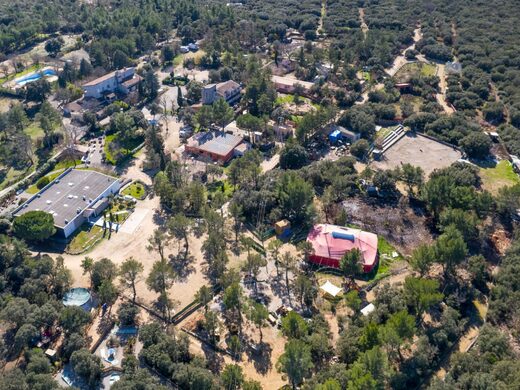 Hôtel restaurant Le Bastier : séjour champêtre au cœur du parc animalier de Ginasservis